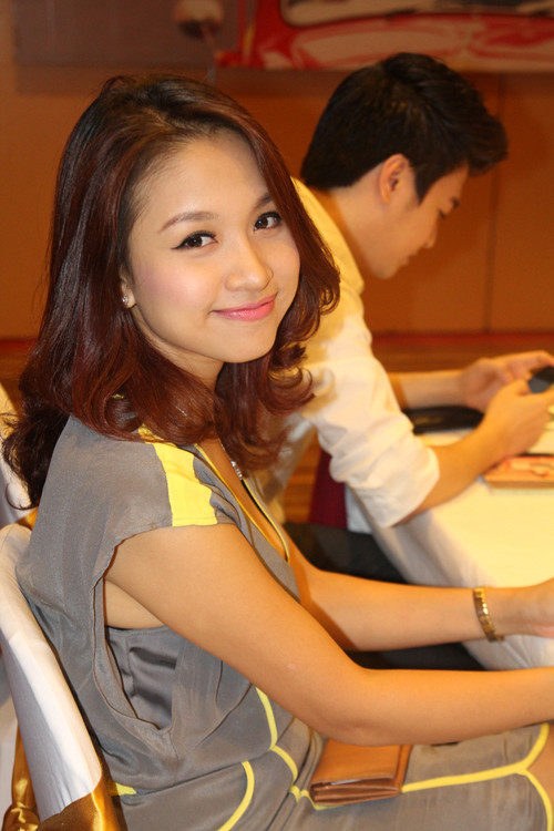 Sau những ồn ào về hôn nhân, cuộc sống của "chị Kính Hồng" rất bình yên với công việc biên tập viên ở Đài truyền hình và làm giáo viên tại trường mầm non quốc tế.