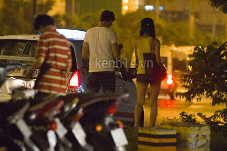 Elly Trần đợi taxi cùng một người bạn. Elly Trần đợi taxi cùng một người bạn.