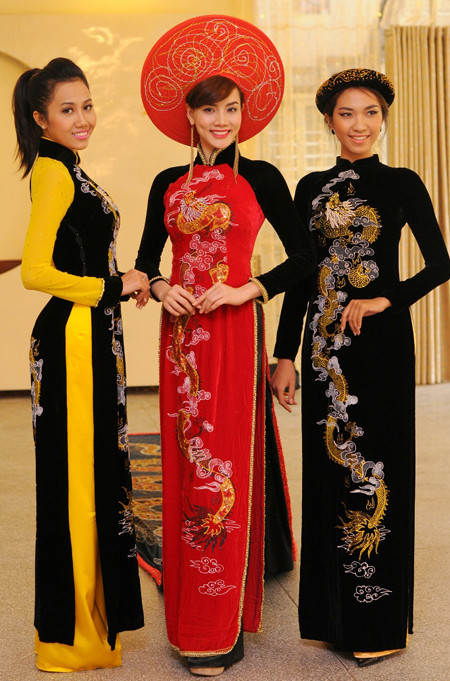 Mỹ Xuân chụp ảnh chung với Trang Nhung.