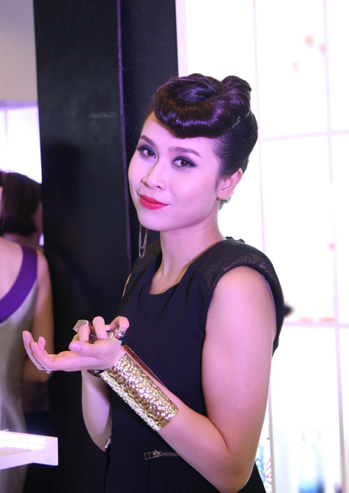 Lưu Hương Giang cũng chia sẻ sở thích sưu tầm nước hoa của mình. Cô thích những mùi hương mạnh mẽ, trầm ấm và lâu phai. Bà mẹ một con cho biết cô dành khoảng 10% trong tổng số tiền làm đẹp để mua sắm nước hoa bởi theo cô, mùi hương góp phần làm nên phong cách của người phụ nữ hiện đại.