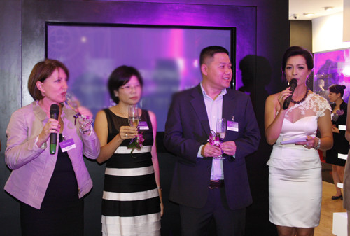 Cựu người mẫu Thúy Hằng đóng vai trò MC trong buổi lễ tối qua.