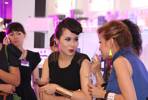 Điểm nhấn trong phong cách của Lưu Hương Giang chính là chiếc khuyên tai độc đáo và vòng tay kim loại to bản.