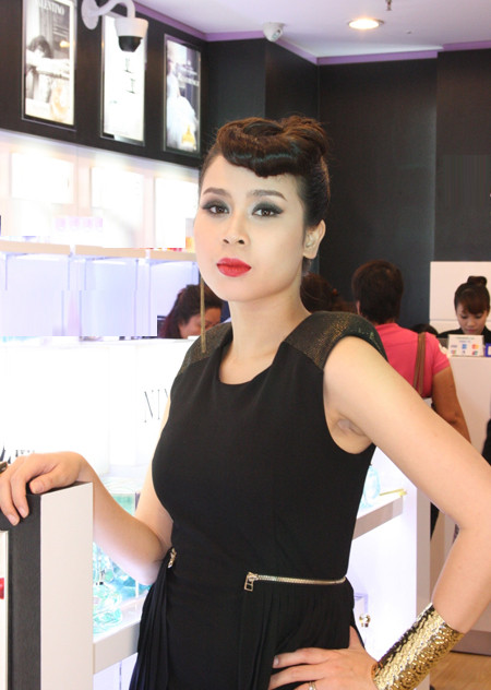 Kiểu tóc búi mang hơi hướng cổ điển nhưng có chút phá cách, khác hẳn với hình ảnh đằm thắm, dịu dàng của cô trong thời gian gần đây. Người đẹp cũng rất mốt khi lựa chọn phong cách trang điểm mắt khói và môi đỏ đậm.