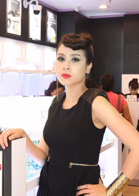 Kiểu tóc búi mang hơi hướng cổ điển nhưng có chút phá cách, khác hẳn với hình ảnh đằm thắm, dịu dàng của cô trong thời gian gần đây. Người đẹp cũng rất mốt khi lựa chọn phong cách trang điểm mắt khói và môi đỏ đậm. Kiểu tóc búi mang hơi hướng cổ điển nhưng có chút phá cách, khác hẳn với hình ảnh đằm thắm, dịu dàng của cô trong thời gian gần đây. Người đẹp cũng rất mốt khi lựa chọn phong cách trang điểm mắt khói và môi đỏ đậm.
