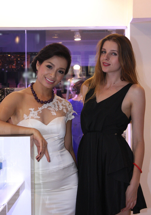 Thúy Hằng đi cùng siêu mẫu người Ba Lan Gossi.