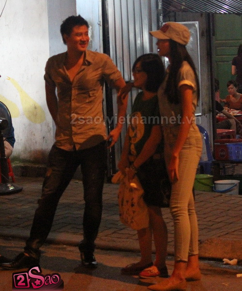 Trong lúc đứng chờ xe, Thanh Hằng trò chuyện với những người bạn của mình Trong lúc đứng chờ xe, Thanh Hằng trò chuyện với những người bạn của mình