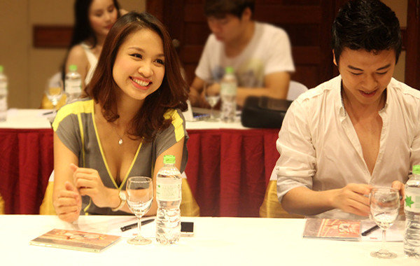 Gặp lại nhiều bạn đồng nghiệp, trong đó có ca sĩ Phan Anh, Vân Hugo mải mê trò chuyện.