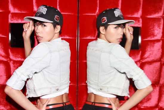 Nữ người mẫu trẻ tranh thủ tạo dáng, khoe vẻ cá tính, bụi bặm Nữ người mẫu trẻ tranh thủ tạo dáng, khoe vẻ cá tính, bụi bặm