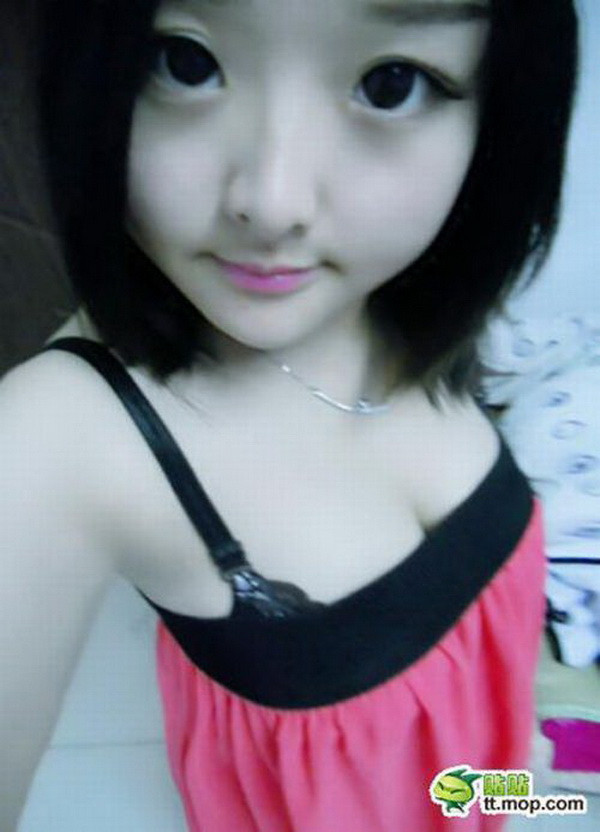 Cư dân mạng đang xôn xao, bàn tán về cô gái này, có người nhận xét: "Thật không thể tin nổi cô gái này đã 18 tuổi. Nhìn mặt bạn ấy giống như một học sinh lớp 5 vậy." Cư dân mạng đang xôn xao, bàn tán về cô gái này, có người nhận xét: "Thật không thể tin nổi cô gái này đã 18 tuổi. Nhìn mặt bạn ấy giống như một học sinh lớp 5 vậy."