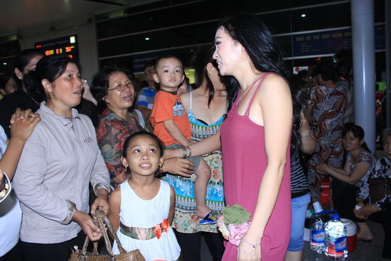 Khá nhiều người hâm mộ nhận ra nữ ca sĩ Phương Thanh, dù cô "lọt thỏm" giữa Anh Thư và Nam Thành. Một buổi giao lưu chớp nhoáng đã được Phương Thanh giành tặng cho những người hâm mộ của mình một cách vui vẻ. Khá nhiều người hâm mộ nhận ra nữ ca sĩ Phương Thanh, dù cô "lọt thỏm" giữa Anh Thư và Nam Thành. Một buổi giao lưu chớp nhoáng đã được Phương Thanh giành tặng cho những người hâm mộ của mình một cách vui vẻ.