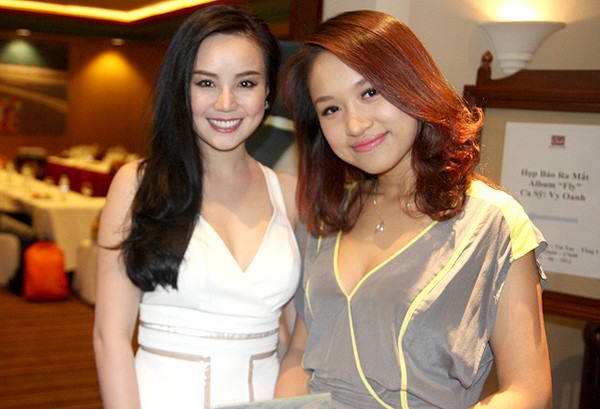 Diễn viên "Nhật ký Vàng Anh" không quên gửi lời chúc mừng tới Vy Oanh, nhân vật chính của buổi gặp khi nữ ca sĩ đã cho ra mắt album "Fly", trong đó có nhiều ca khúc được giới trẻ yêu thích.