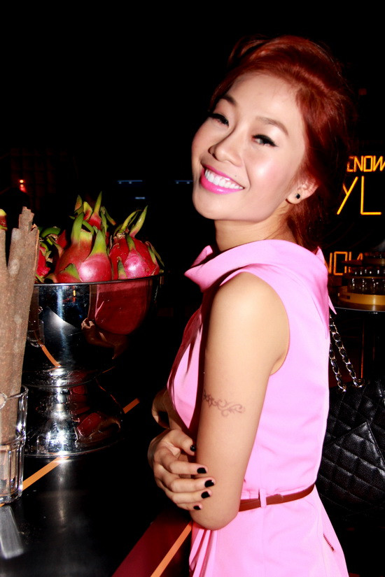 Ngay từ khi bước xuống xe, người đẹp đã không giấu được cảm giác rụt rè, e ngại vì đây là lần đầu tiên cô lộ diện trước công chúng sau scandal bán dâm đình đám. Ngay từ khi bước xuống xe, người đẹp đã không giấu được cảm giác rụt rè, e ngại vì đây là lần đầu tiên cô lộ diện trước công chúng sau scandal bán dâm đình đám.