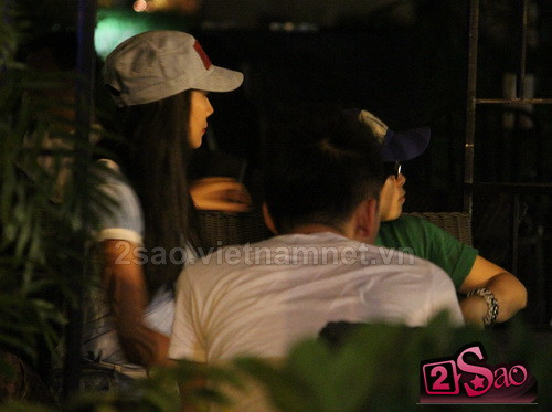 Đến quán café, có vẻ như Thanh Hằng khá bận rộn với điện thoại, cô liên tục bấm máy Đến quán café, có vẻ như Thanh Hằng khá bận rộn với điện thoại, cô liên tục bấm máy