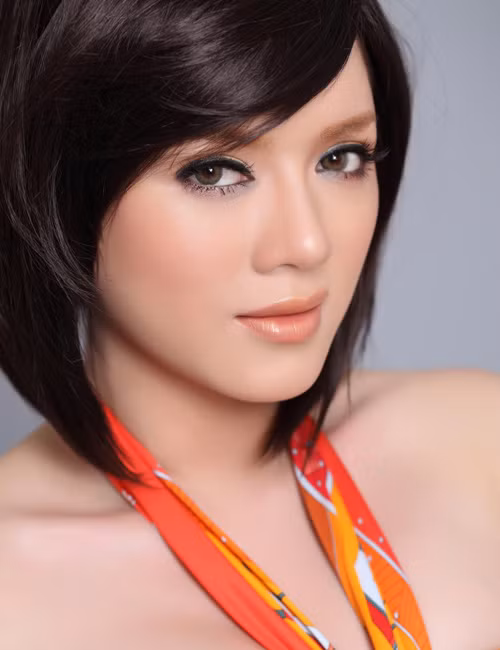 Lý Nhã Kỳ sinh ra và lớn lên tại Vũng Tàu, cha cô là người Nga công tác trong ngành dầu khí. Năm 14 tuổi Lý Nhã Kỳ cùng cả gia đình sang định cư tại Đức.