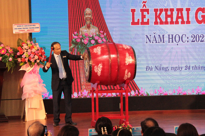 Phó Giáo sư Trần Hữu Phúc – Hiệu trưởng nhà trường đánh trống khai giảng năm học mới. Ảnh: AN Phó Giáo sư Trần Hữu Phúc – Hiệu trưởng nhà trường đánh trống khai giảng năm học mới. Ảnh: AN