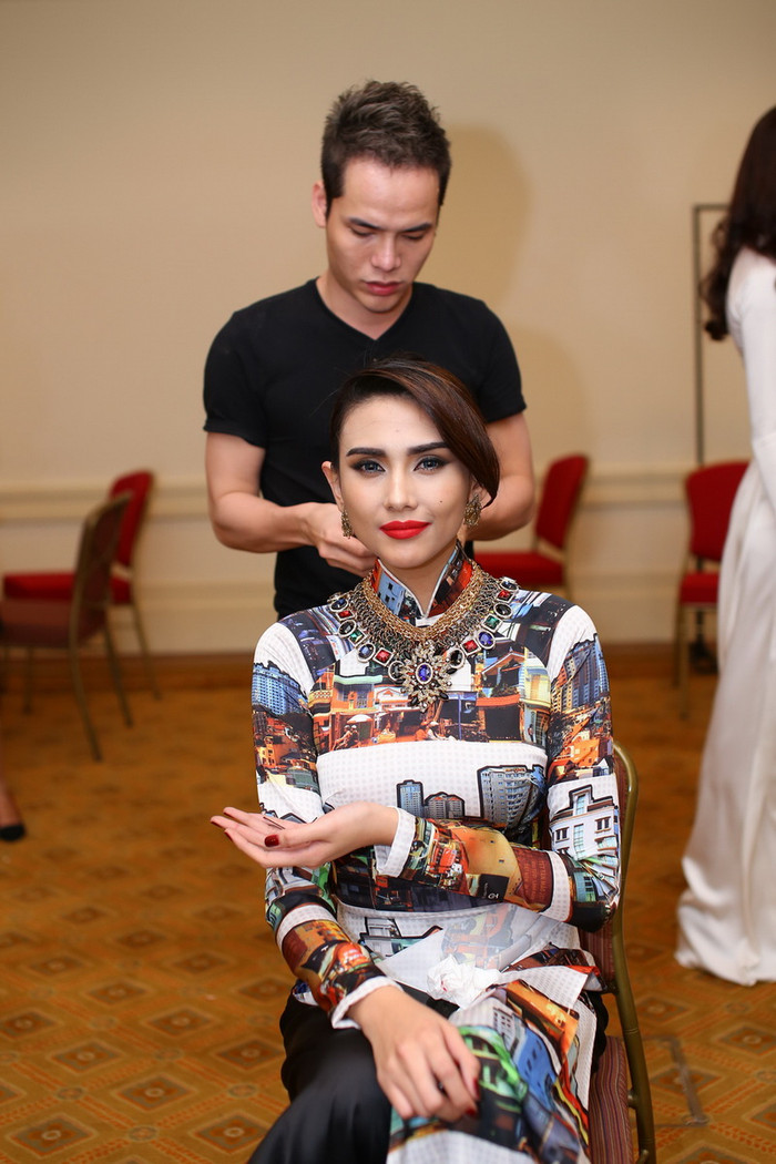 Siêu mẫu Hoàng Yến chỉnh lại phần tóc của mình. Siêu mẫu Hoàng Yến chỉnh lại phần tóc của mình.