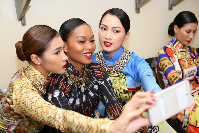 Các chân dài có những phút giây đùa vui trong hậu trường trước khi đêm diễn bắt đầu Các chân dài có những phút giây đùa vui trong hậu trường trước khi đêm diễn bắt đầu