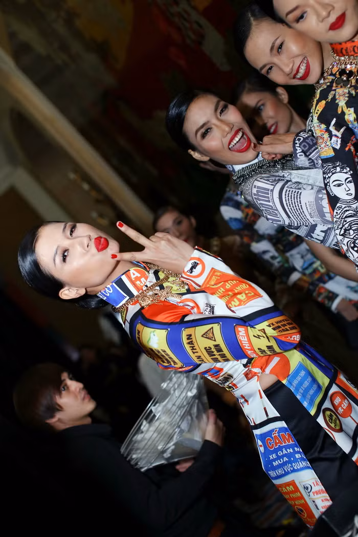 Người mẫu Trang Trần tạo dáng nhí nhố trước ống kính