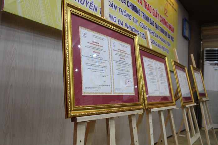 4 ngành được trao giấy chứng nhận kiểm định đợt này gồm: An toàn thông tin; Công nghệ đa phương tiện; Truyền thông đa phương tiện và Thương mại điện tử GDVN_cac quyet dinh.jpg