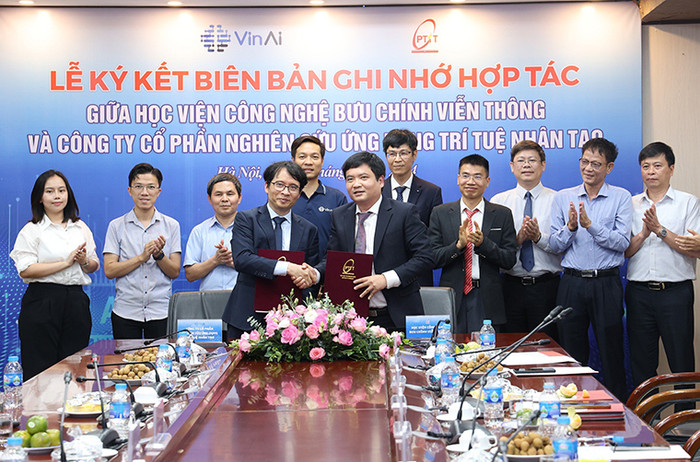 Phó Giáo sư Đặng Hoài Bắc - Giám đốc PTIT và Tiến sĩ Bùi Hải Hưng - Tổng Giám đốc VinAI trao biên bản ghi nhớ hợp tác giữa hai đơn vị. Ảnh: portal.ptit.edu.vn 2-6.jpg