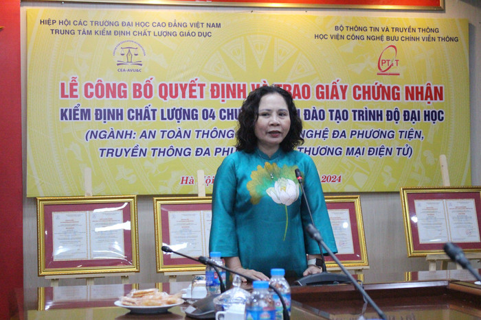 Phó Giáo sư Nguyễn Phương Nga - Giám đốc Trung tâm Kiểm định chất lượng giáo dục (Hiệp hội Các trường đại học, cao đẳng Việt Nam) phát biểu tại buổi lễ. GDVN_Nguyen phuong nga.jpg