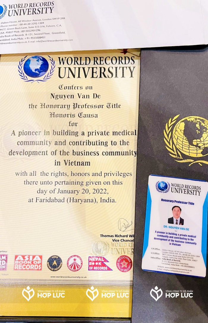 Phong giáo sư danh dự của ông Nguyễn Văn Đệ do Viện Đại học Kỷ lục Thế giới trao tặng vào năm 2022. Ảnh: Website Tổng công ty cổ phần Hợp Lực GS.TS-Nguyễn-Văn-Đệ-12-768x1190.jpg