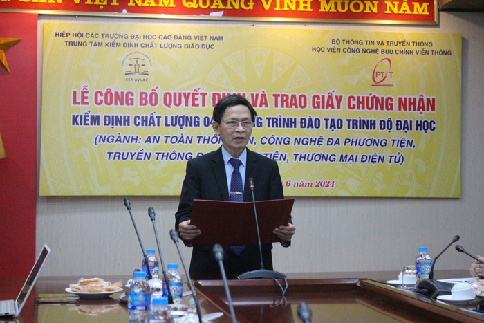 Thầy Nguyễn Anh Tuấn - Chánh văn phòng Trung tâm Kiểm định chất lượng giáo dục (Hiệp hội Các trường đại học, cao đẳng Việt Nam) đọc quyết định trao giấy chứng nhận kiểm định chất lượng giáo dục. GDVN_đọc quyết định.jpg