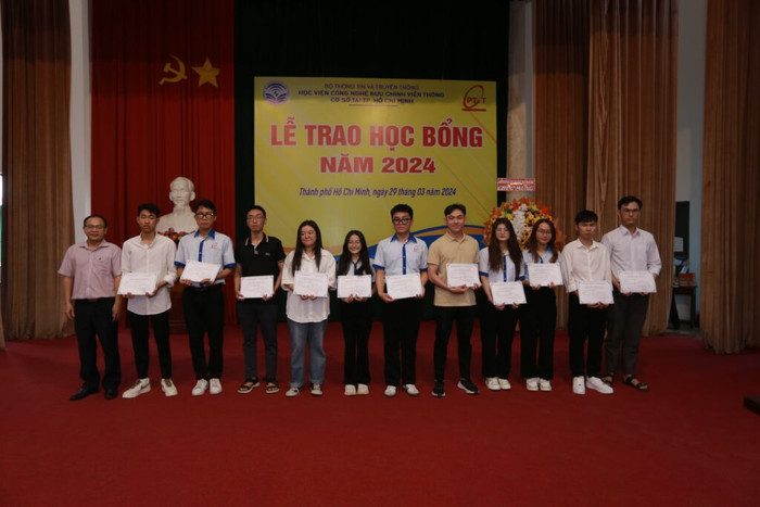 Sinh viên Học viện Công nghệ Bưu chính Viễn thông (cơ sở tại Thành phố Hồ Chí Minh) trong đợt nhận học bổng năm 2024. Ảnh: ptithcm.edu.vn IMG_0424-min-1024x683.jpg
