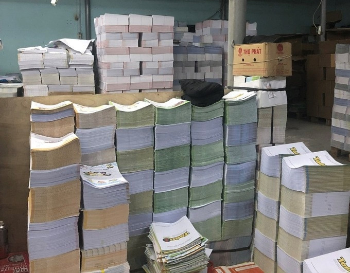 Tang vật thu giữ trong đường dây làm giả 4 triệu cuốn sách giáo khoa tại Đà Nẵng mới đây. Ảnh: Báo điện tử Đảng Cộng sản Việt Nam sach.jpg