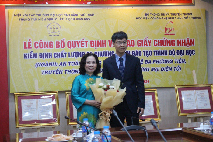 Giáo sư Từ Minh Phương - Chủ tịch Hội đồng Học viện Bưu chính Viễn thông tặng hoa cảm ơn lãnh đạo Trung tâm Kiểm định chất lượng giáo dục (Hiệp hội Các trường đại học, cao đẳng Việt Nam) GDVN_chup anh lưu niệm 2.jpg