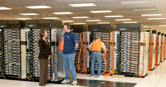 Siêu máy tính của IBM có tốc độ tính toán là 16,32 petaflop, trong khi K Computer chỉ là 10,51 petaflops, tức nhanh hơn 1,55 lần . Để vận hành, cỗ máy này cần 7,9 megawatt điện, thấp hơn so với công suất 12,6 megawatt của K Computer. Nó có 1,6 triệu nhân xử lí, bộ nhớ 1,6 petabyte và chiếm một diện tích là 280 mét vuông. Những CPU dùng trong Sequoia được sản xuất dựa theo kiến trúc Power Architecture trên tiến trình 45nm. Siêu máy tính của IBM có tốc độ tính toán là 16,32 petaflop, trong khi K Computer chỉ là 10,51 petaflops, tức nhanh hơn 1,55 lần . Để vận hành, cỗ máy này cần 7,9 megawatt điện, thấp hơn so với công suất 12,6 megawatt của K Computer. Nó có 1,6 triệu nhân xử lí, bộ nhớ 1,6 petabyte và chiếm một diện tích là 280 mét vuông. Những CPU dùng trong Sequoia được sản xuất dựa theo kiến trúc Power Architecture trên tiến trình 45nm.