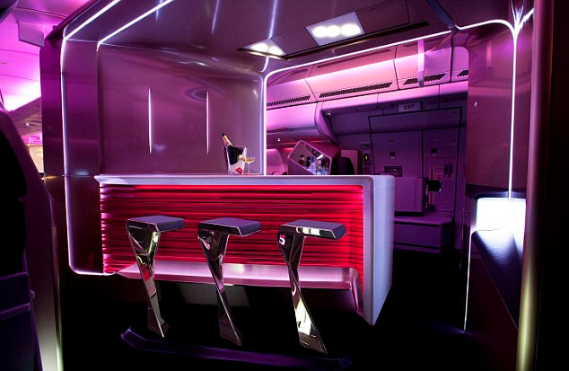 Hãng Virgin Atlantic tiết lộ nội thất bên trong khoang hạng sang mới với giường ngủ và quầy bar sang trọng trên bầu trời. Hãng Virgin Atlantic tiết lộ nội thất bên trong khoang hạng sang mới với giường ngủ và quầy bar sang trọng trên bầu trời.