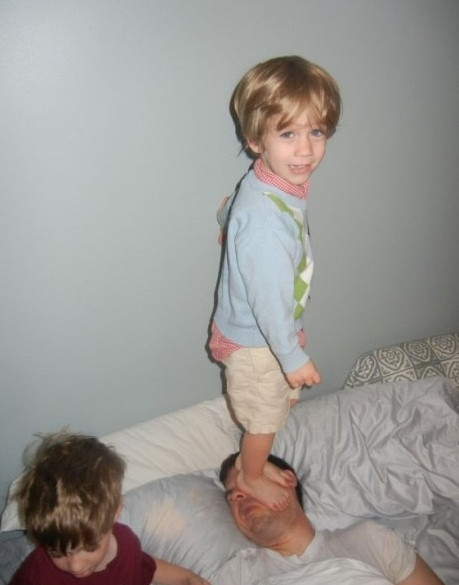 Bố ơi bố ngủ cho ngon Để con cứ chạy lon ton trên đầu Bố ơi bố ngủ cho ngon Để con cứ chạy lon ton trên đầu