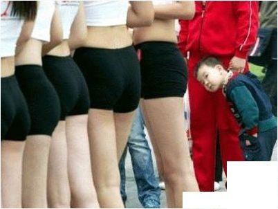 Mấy cô chân đẹp quá chừng Chẳng như chân mẹ chiều từng xắn ông (ống) Mấy cô chân đẹp quá chừng Chẳng như chân mẹ chiều từng xắn ông (ống)