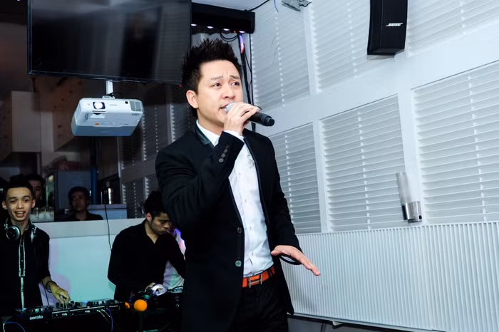 Cuối sự kiện, nam ca sĩ hàng đầu Vpop - Tuấn Hưng đã hát tặng riêng Vân Amanda một ca khúc mới nhất của mình.