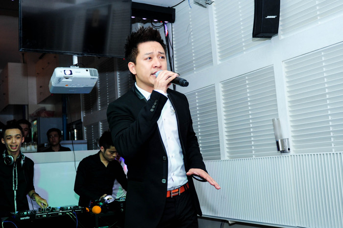 Cuối sự kiện, nam ca sĩ hàng đầu Vpop - Tuấn Hưng đã hát tặng riêng Vân Amanda một ca khúc mới nhất của mình.