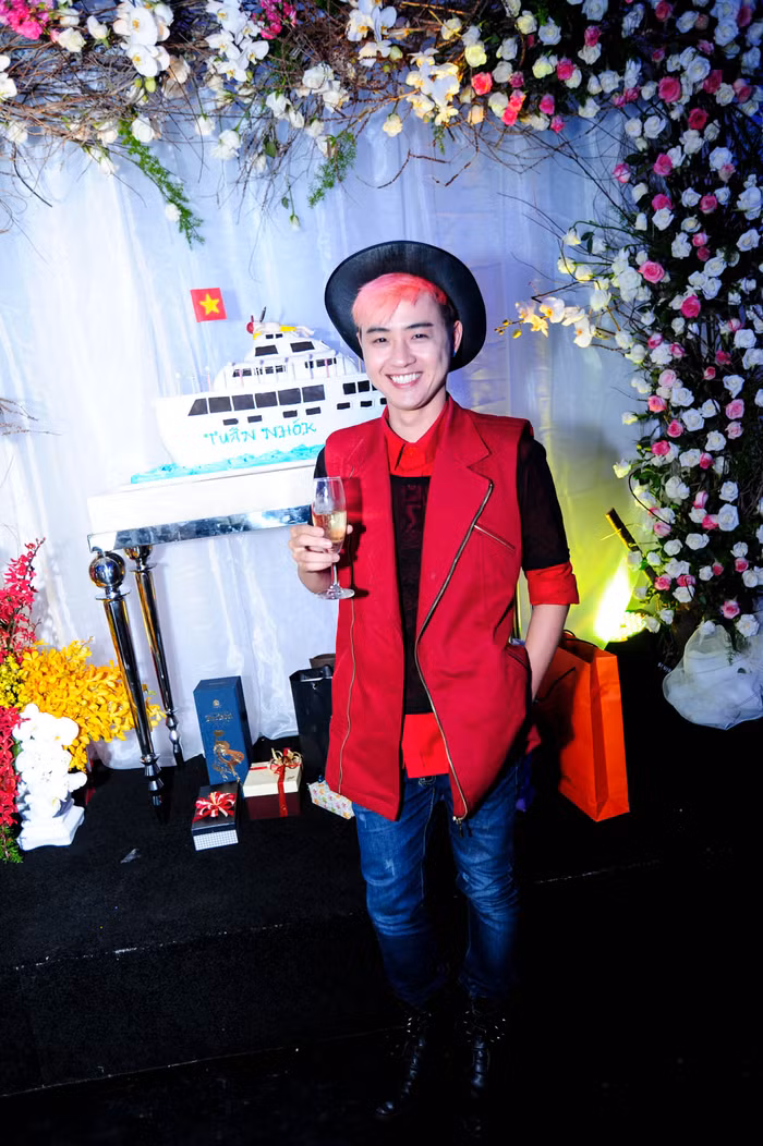 Thanh Duy Idol diện đồ nổi bật đến chúc mừng cô bạn khai trương quán.