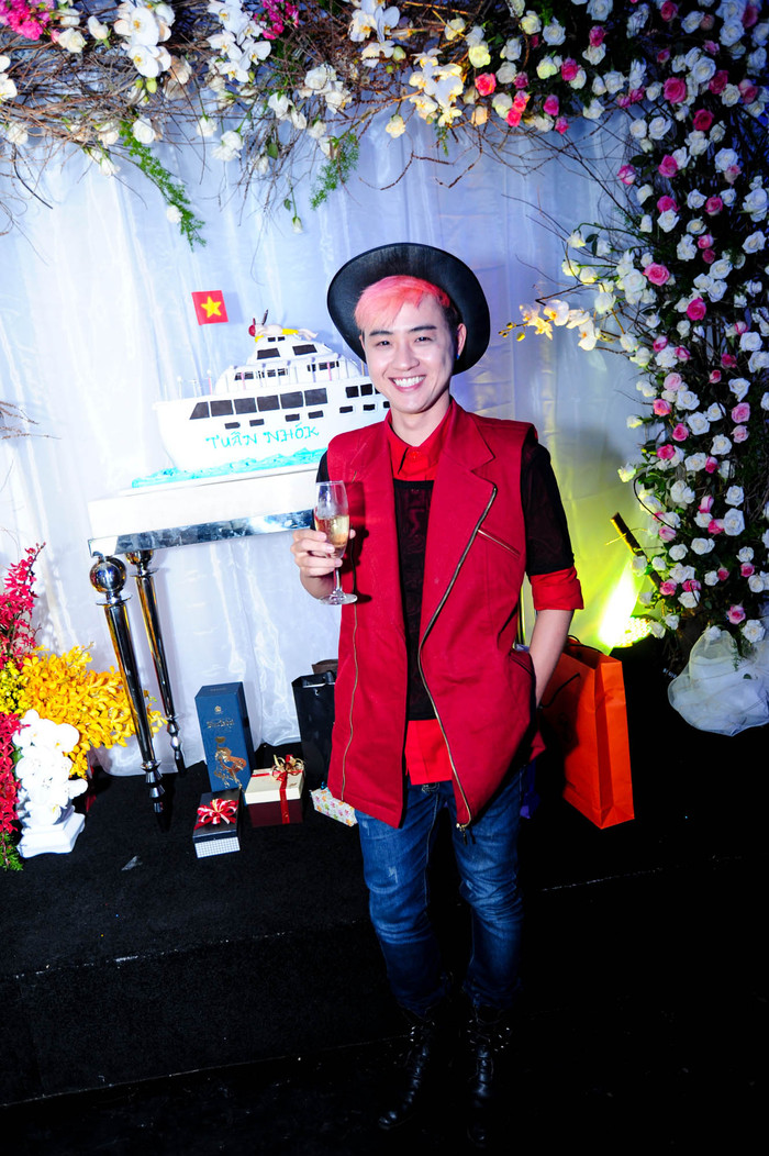 Thanh Duy Idol diện đồ nổi bật đến chúc mừng cô bạn khai trương quán.