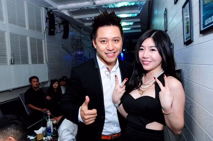 Tuấn Hưng cực trẻ trung bên cạnh "Người đẹp không đòi quà".