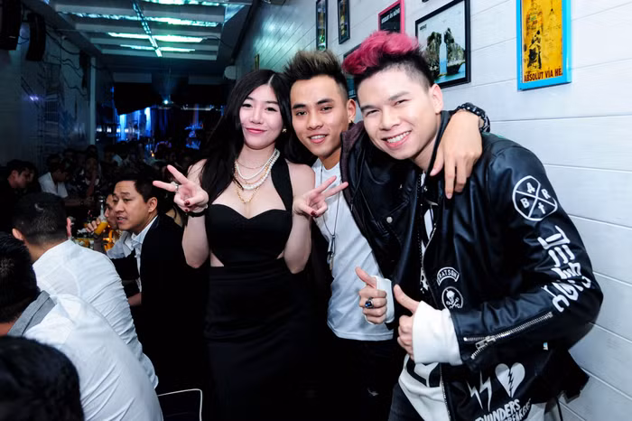 Hoàng Tôn đến chúc mừng cô bạn thân khai trương quán sau vụ tiết lộ chuyện Minh Béo gạ tình 2 đồng nghiệp nam của mình.