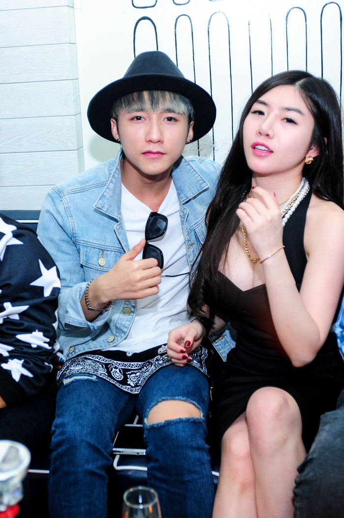 Tuy mới quen biết không lâu nhưng anh chàng cũng rất quý Amanda, mặc dù vậy nam ca sĩ vẫn không giấu được vẻ lung túng khi lần đầu đứng gần người đẹp.