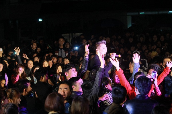 Đáp lại sự hâm mộ của thí sinh và khán giả, Đàm Vĩnh Hưng không ngại trời mưa, cái rét buốt hay trang phục chỉnh chu,… anh lao thẳng xuống sân khấu để có dịp gần gũi hơn với các thí sinh. Thậm chí, anh còn đứng trên ghế để các khán giả phía xa dễ dàng theo dõi. Đáp lại sự hâm mộ của thí sinh và khán giả, Đàm Vĩnh Hưng không ngại trời mưa, cái rét buốt hay trang phục chỉnh chu,… anh lao thẳng xuống sân khấu để có dịp gần gũi hơn với các thí sinh. Thậm chí, anh còn đứng trên ghế để các khán giả phía xa dễ dàng theo dõi.