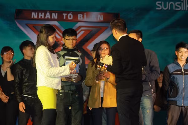Sau phần biểu diễn đầy máu lửa, Mr Đàm đã chia sẻ những kinh nghiệm, đưa ra các lời khuyên để các thí sinh tự tin hơn ở ngày thử giọng.