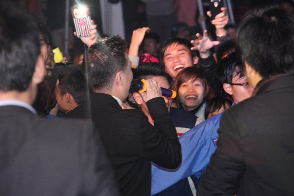 Những người có mặt tại Đại học Vinh lúc ấy cũng đã chia sẻ tình cảm của mình, bằng cách hòa chung lời ca trong các ca khúc nổi tiếng của anh. Những người có mặt tại Đại học Vinh lúc ấy cũng đã chia sẻ tình cảm của mình, bằng cách hòa chung lời ca trong các ca khúc nổi tiếng của anh.