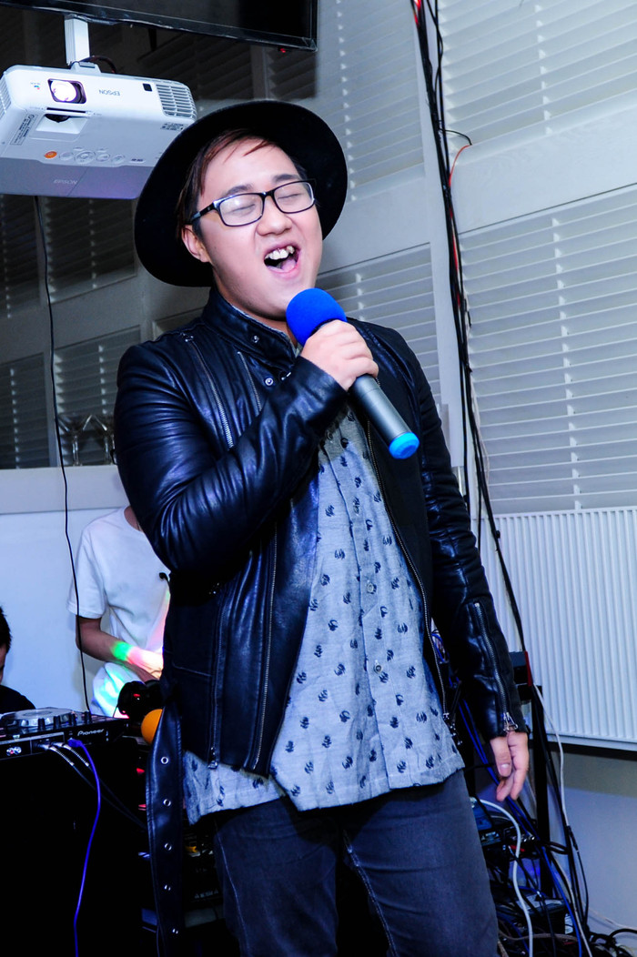 Trung Quân thể hiện ca khúc hit Trót Yêu.