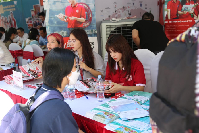 Gian tư vấn của Trường Đại học Ngoại thương tại Ngày hội tư vấn xét tuyển đại học, cao đẳng năm 2022. Ảnh:N.A