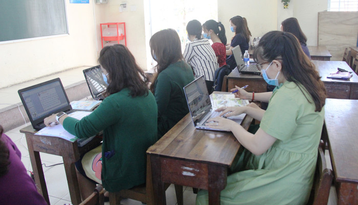 Những thông tin về bài học được các cô chuẩn bị kỹ càng trước khi bước vào phòng quay.