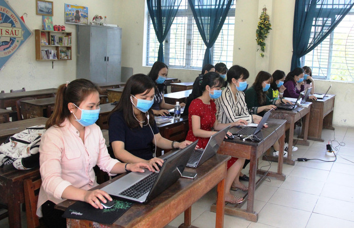 Các cô tập trung thành từng nhóm để cùng &quot;sản xuất&quot; chương trình.