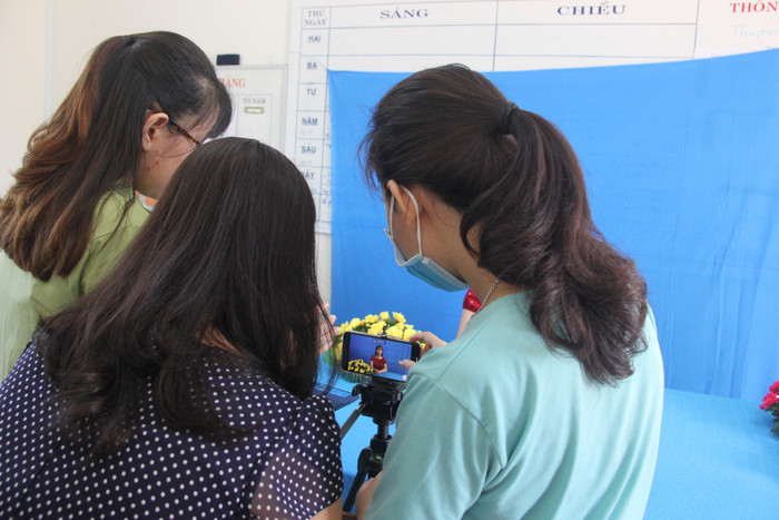 Khó khăn lớn nhất của những ê-kip làm phim là phương tiện quá thô sơ.