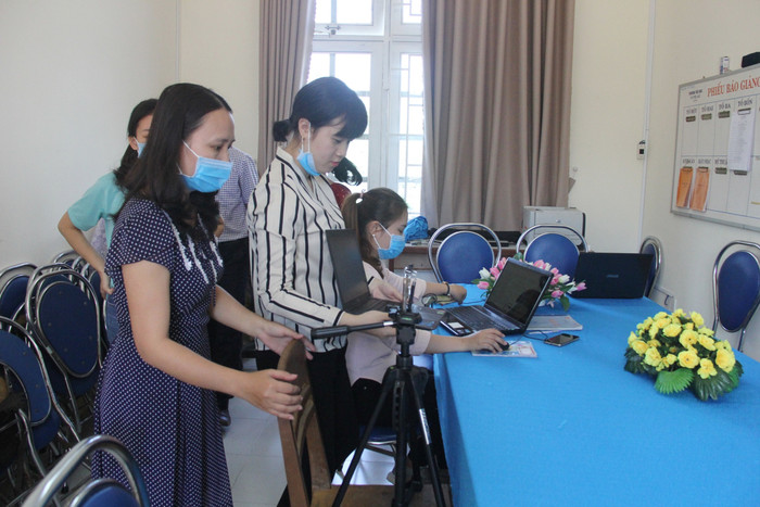 Ê-kip làm phim tận dụng những phương tiện, kỹ thuật có sẵn như: điện thoại, máy tính, míc...